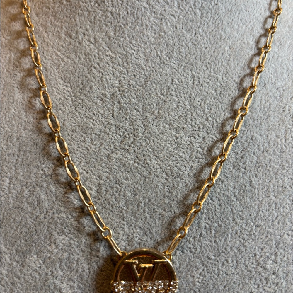 Elegant Gold Chain Necklace with Pendant